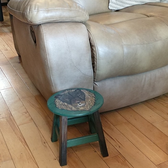 🇨🇦 Hand Painted Lion Footstool - Picture 5 of 5